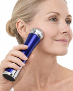 femme utilisant produit appareil multi fonction ems microcourants nettoyage profond peau LED