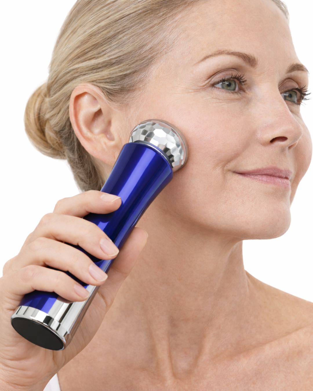 femme utilisant produit appareil multi fonction ems microcourants nettoyage profond peau LED